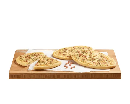Flammkuchen mit Rohschinken und Zwiebeln