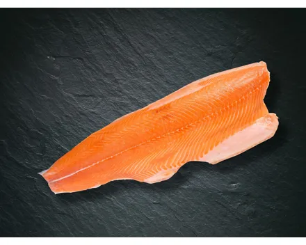 Ganzes Lachs­filet mit Haut