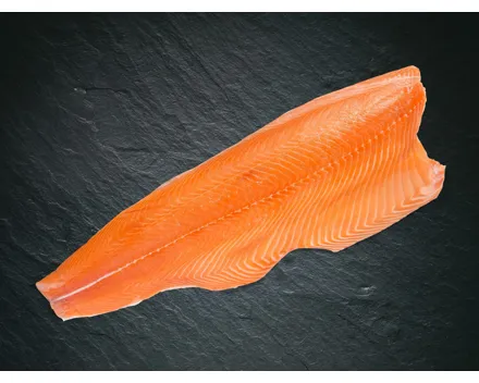 Ganzes Lachsfilet mit Haut