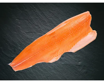 Ganzes Lachsfilet mit Haut​