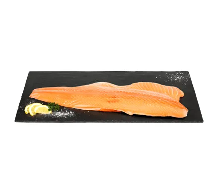 Ganzes Lachsfilet mit Haut