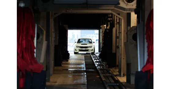 Autoreinigung in der Waschstrasse