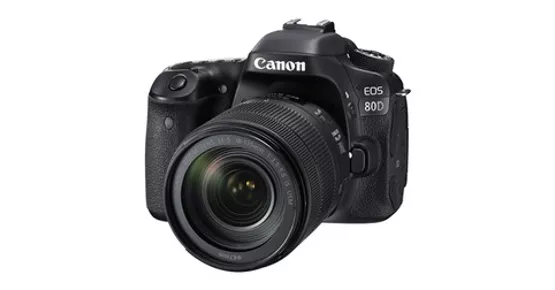 Canon EOS 80D EF-S 18-135mm IS USM (inkl. Tasche und 32 GB Speicherkarte) Spiegelreflexkamera Set / Fr.90 Canon Cashback, 01.11