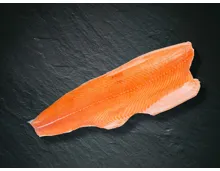Ganzes Lachs­filet mit Haut