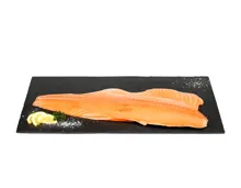Ganzes Lachsfilet mit Haut