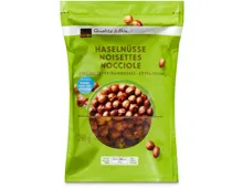 Haselnüsse ganz