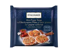 Mini-Pizzateige auf Backpapier