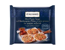 Mini-Pizzateige auf Backpapier