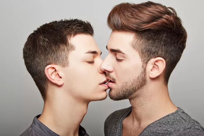 2 Jungs geben sich eine Kuss